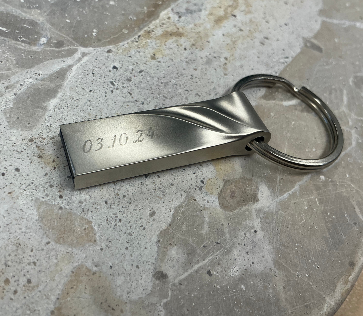 Personalised 32gb USB Keychain | Engraved Keepsakes